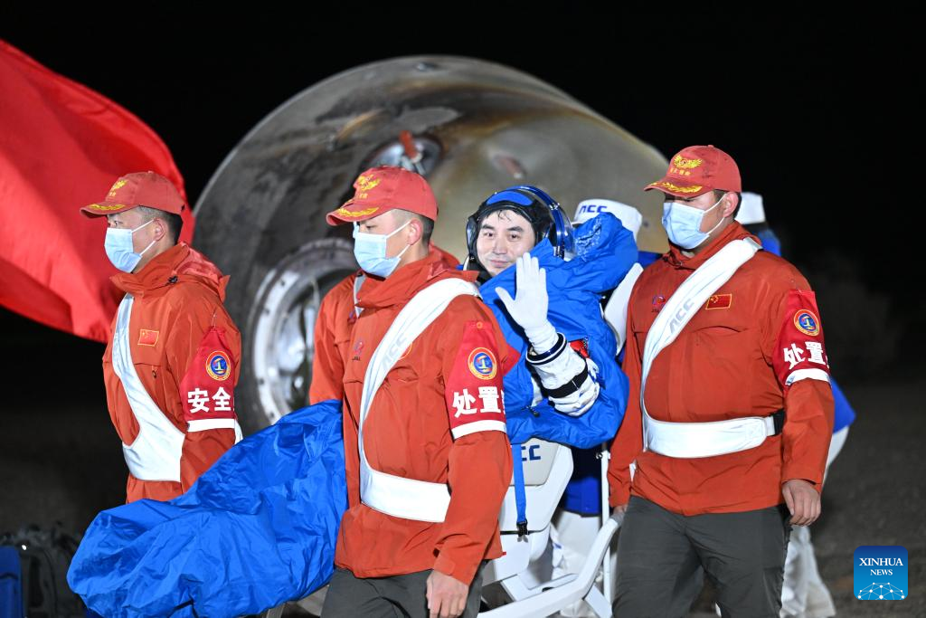 Astronautas chineses retornam à Terra em segurança