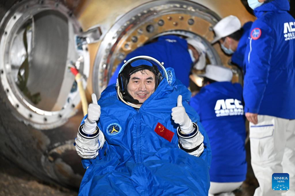 Astronautas chineses retornam à Terra em segurança