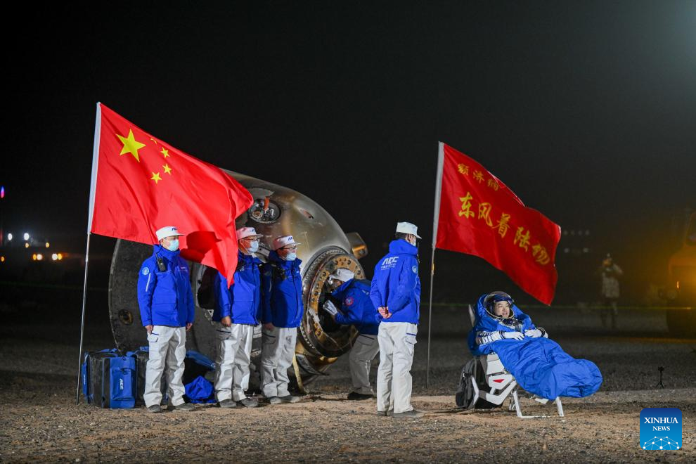 Astronautas chineses retornam à Terra em segurança