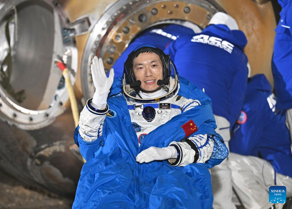 Astronautas chineses retornam à Terra em segurança