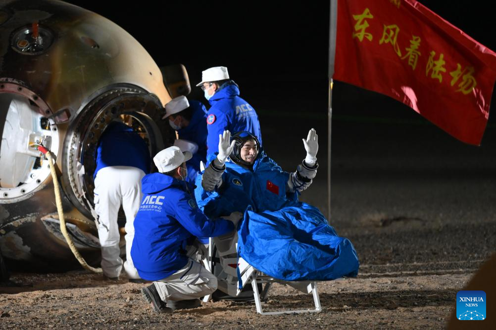 Astronautas chineses retornam à Terra em segurança