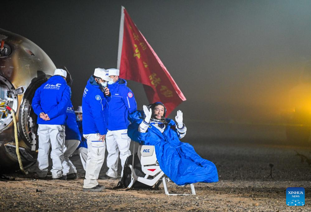 Astronautas chineses retornam à Terra em segurança