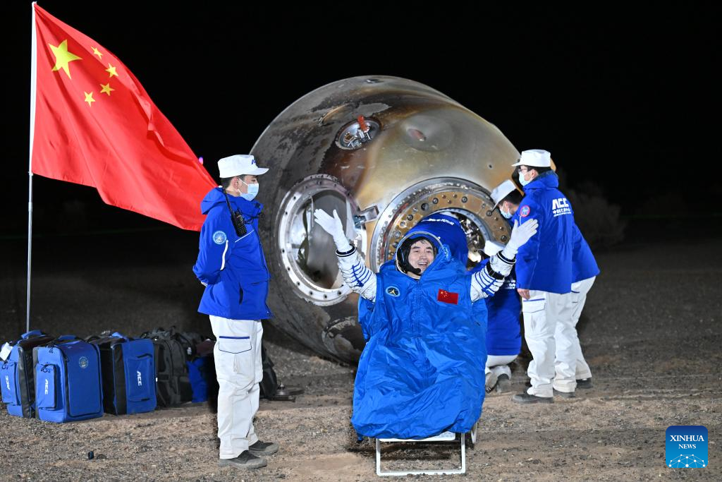 Astronautas chineses retornam à Terra em segurança