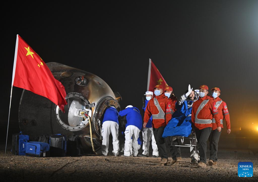 Astronautas chineses retornam à Terra em segurança