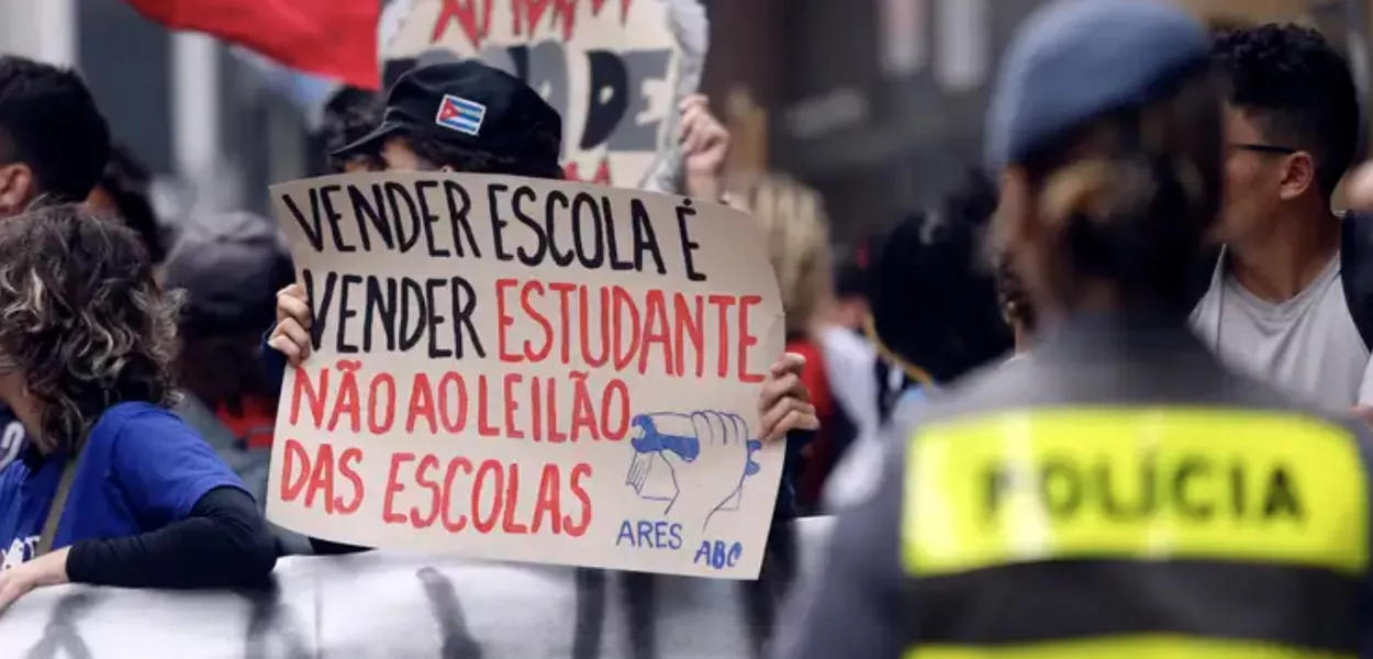 Estudantes protestam do lado de fora de prédio durante manifestação contra o Leilão da Parceria Público-Privada (PPP) de Novas Escolas