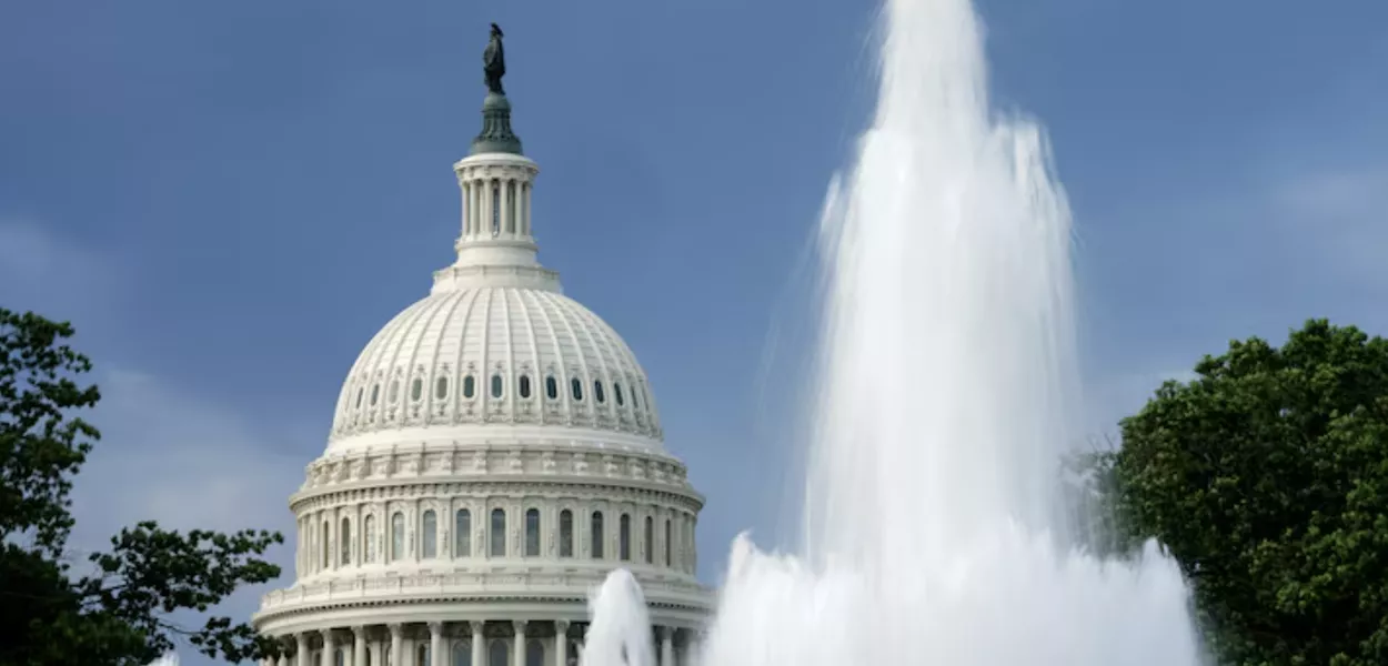 A cúpula do Capitólio dos EUA é vista além de uma fonte em Washington, EUA