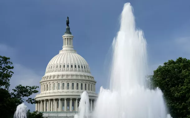 A cúpula do Capitólio dos EUA é vista além de uma fonte em Washington, EUA, em 12 de agosto de 2022.