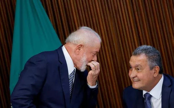 Presidente Luiz Inácio Lula da Silva conversa com o ministro da Casa Civil, Rui Costa, durante reunião ministerial no Palácio do Planalto, em Brasília
20/12/2023