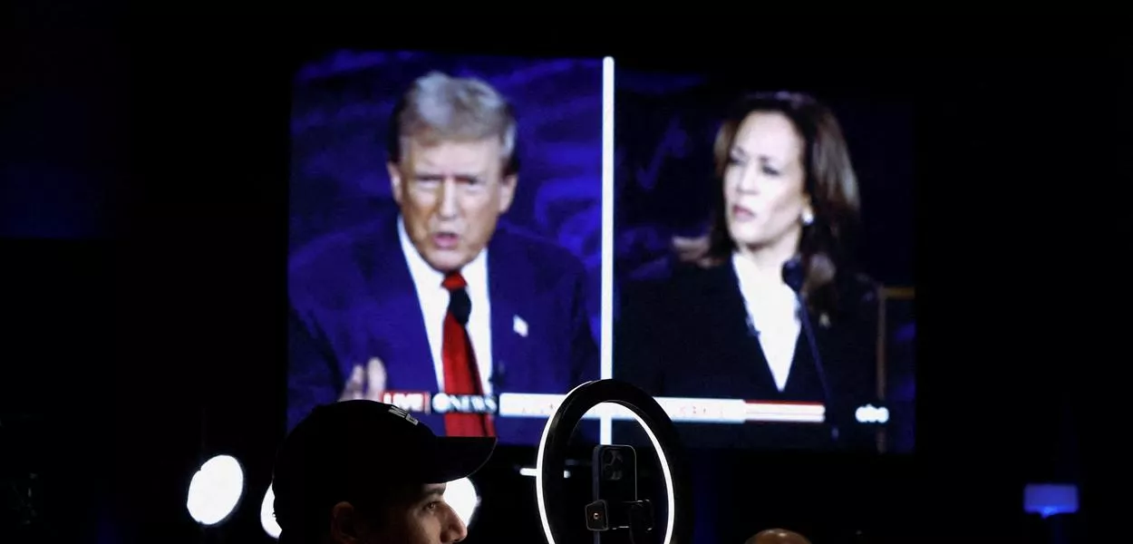 Tela com transmissão do debate na rede ABC entre o candidato republicano à presidência dos EUA, Donald Trump, e a candidata democrata e atual vice-presidente, Kamala Harris, na Filadélfia, Pensilvânia, EUA, 10/09/2024