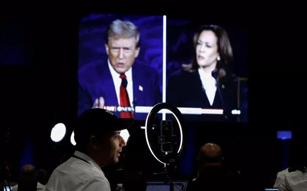 Tela com transmissão do debate na rede ABC entre o candidato republicano à presidência dos EUA, Donald Trump, e a candidata democrata e atual vice-presidente, Kamala Harris, na Filadélfia, Pensilvânia, EUA, 10/09/2024