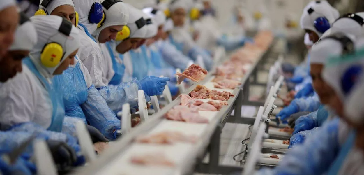 Tarifaço de Trump pode tirar quase US$ 6 bilhões do agro brasileiro, alerta CNA