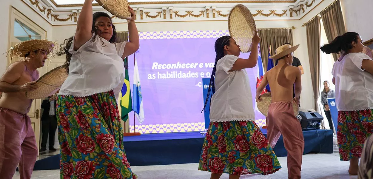Grupo faz apresentação artística durante lançamento do XII Festival Nossa Arte, no Palácio Guanabara, na zona sul da capital fluminense