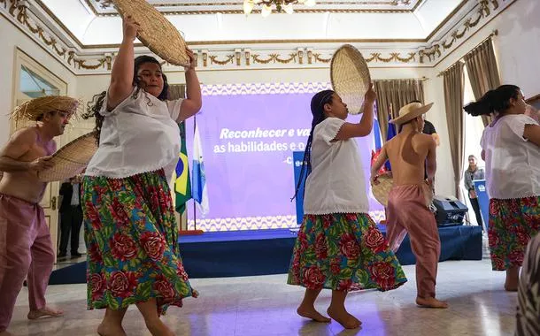 Grupo faz apresentação artística durante lançamento do XII Festival Nossa Arte, no Palácio Guanabara, na zona sul da capital fluminense