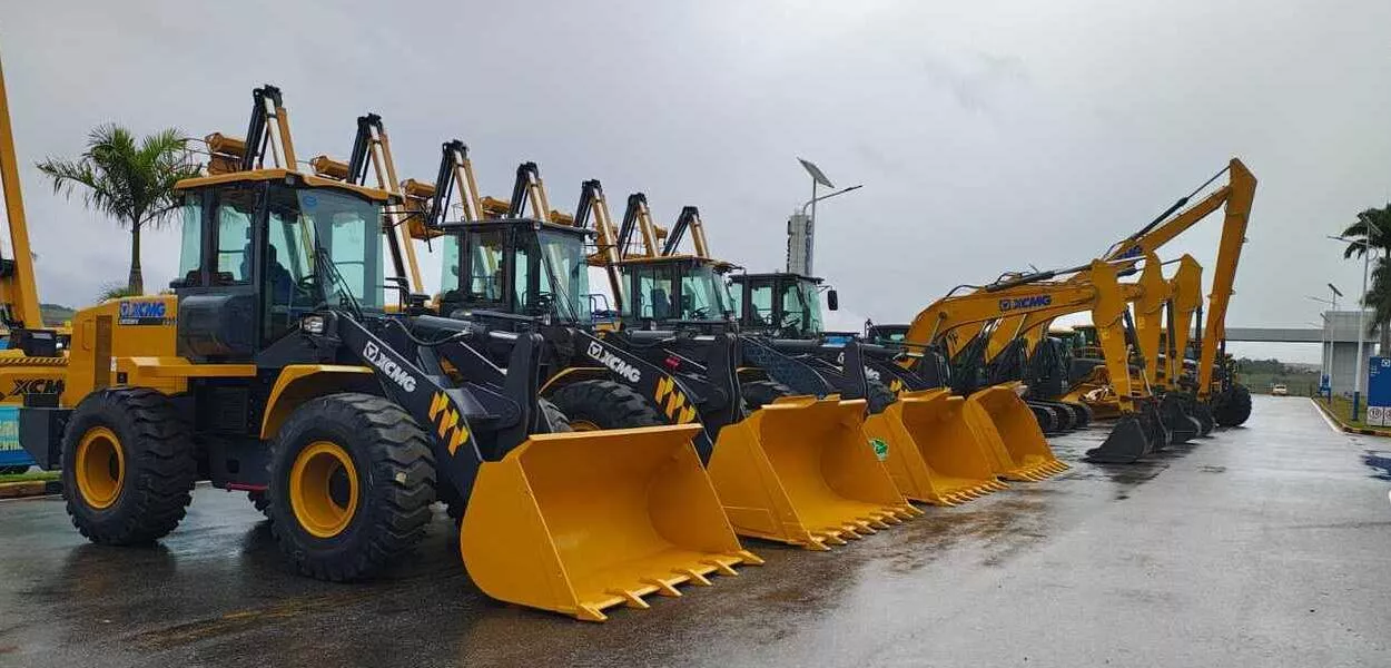 Maquinários expostos no pátio da XCMG
