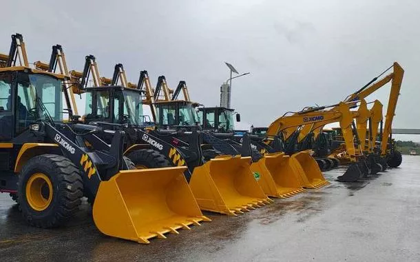 Maquinários expostos no pátio da XCMG