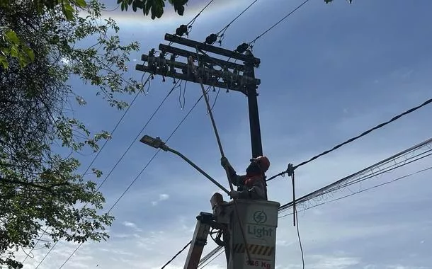 Funcionário da Light realizando manutenção