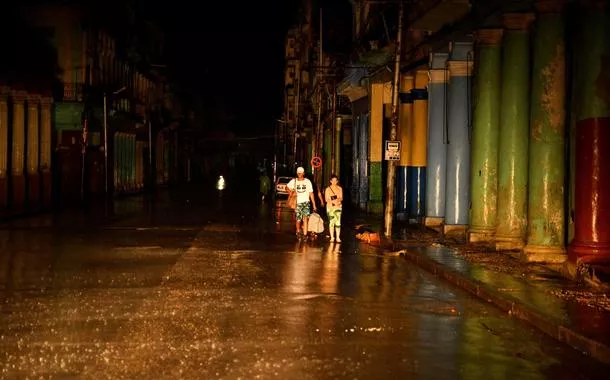 Pessoas caminham em rua sem energia de Havana, Cuba, após passagem do furacão Rafael
06/11/2024
REUTERS/Norlys Perez