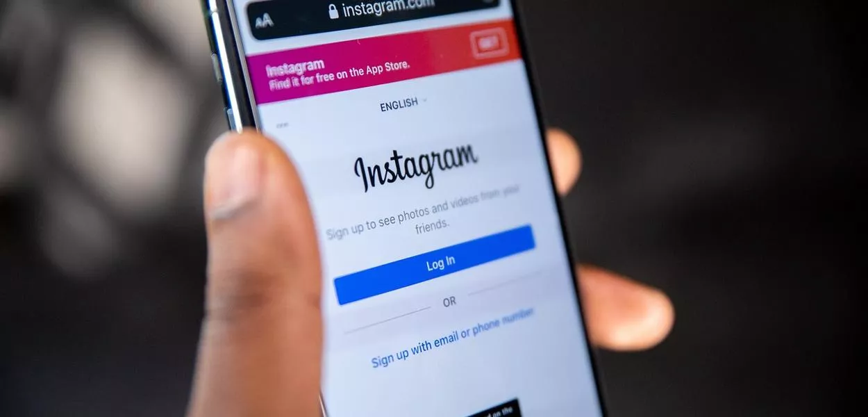 Cuidado com esse simples gesto ao tirar uma foto e postar nas redes sociais