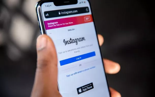 Cuidado com esse simples gesto ao tirar uma foto e postar nas redes sociais