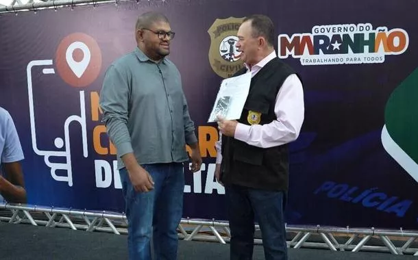 Carlos Brandão no lançamento do programa "Meu Celular de Volta"