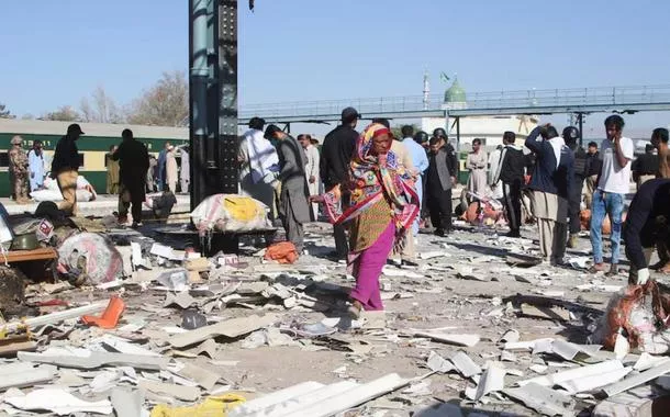 Pelo menos 24 mortos em explosão de bomba em estação de trem no Paquistão, diz polícia