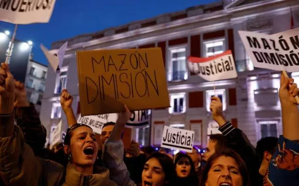 Manifestantes protestam contra a gestão do desastre das enchentes em Valença