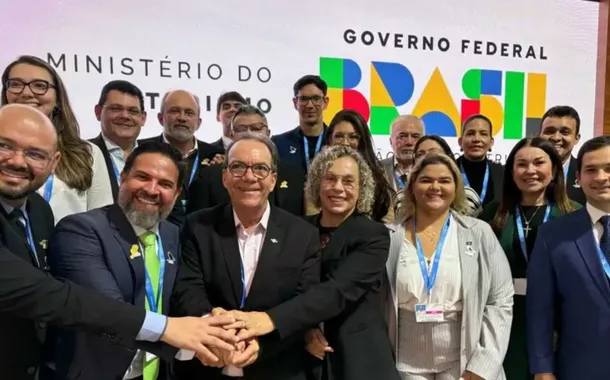 Presidente do Sebrae (centro), Décio Lima, durante a abertura do Pavilhão Brasil. 