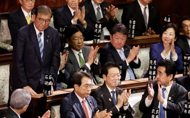 O primeiro-ministro japonês, Shigeru Ishiba, reage ao receber aplausos após ser reeleito primeiro-ministro, na Câmara Baixa do Parlamento em Tóquio, Japão, 11 de novembro de 2024