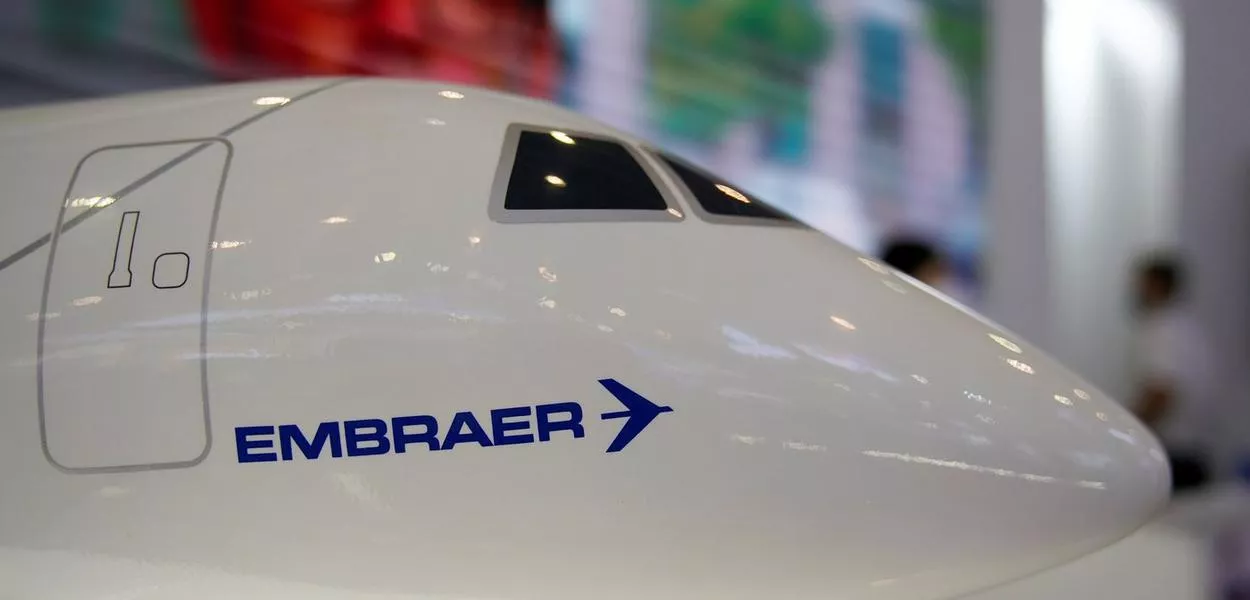 Miniatura de aeronave da Embraer durante feira do setor aéreo em Zhuhai, na China, 29/09/2021