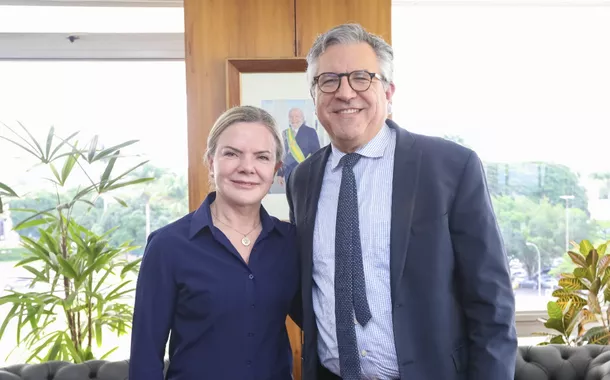 Padilha e Gleisi têm reencontro e posam sorridentes após troca de farpas