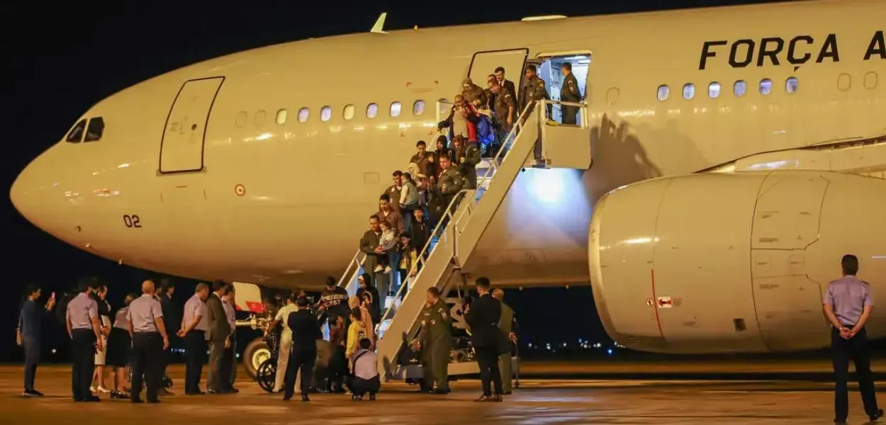 Avião da FAB com repatriados do Líbano