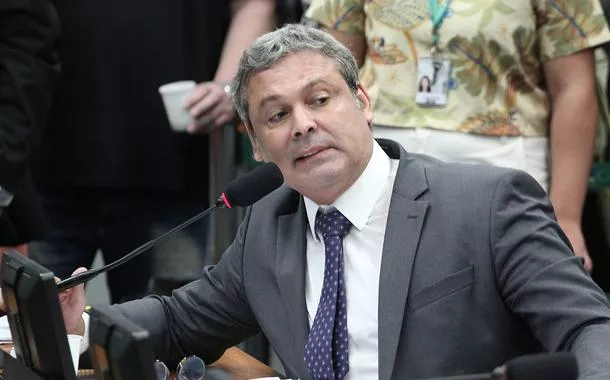 "Trump vai se liquefazer em pouco tempo", prevê Lindbergh Farias