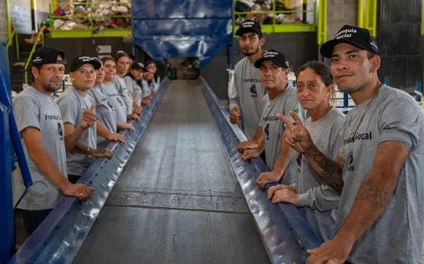 Trabalhadores de cooperativa de reciclagem no Paraná