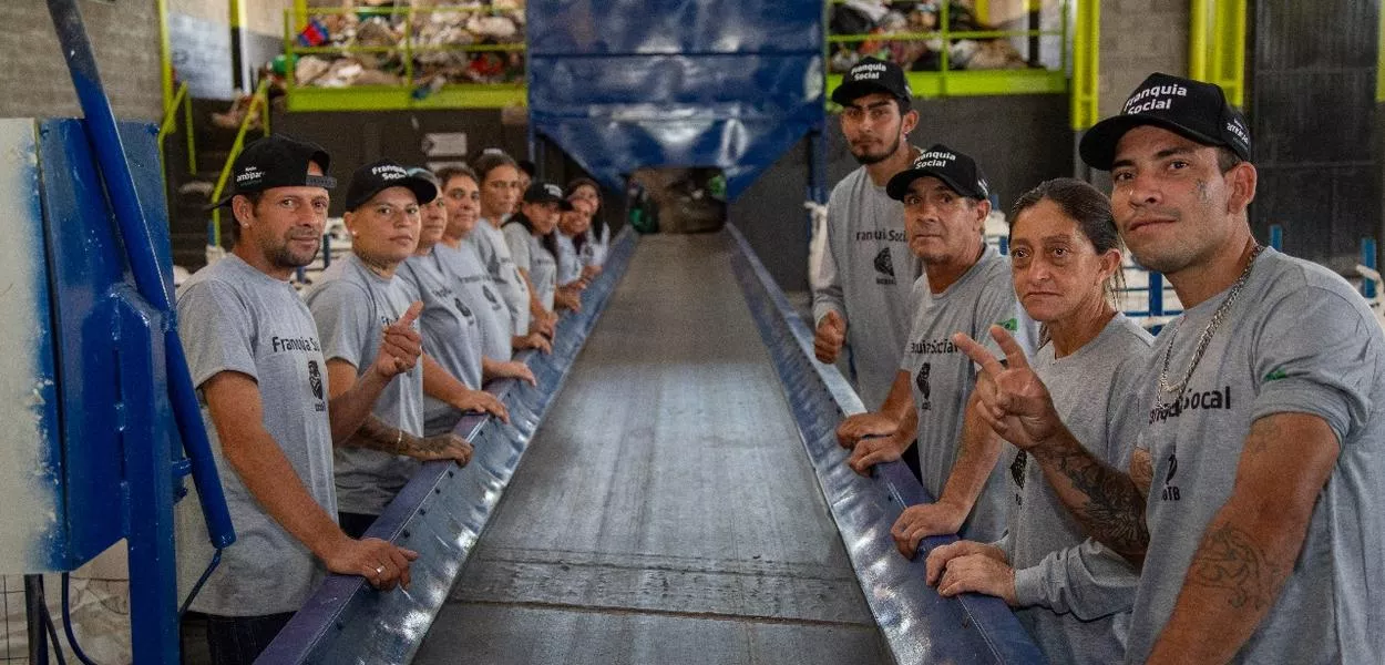 Trabalhadores de cooperativa de reciclagem no Paraná