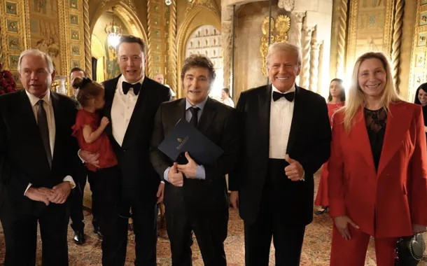 Milei dança para Trump, abraça Sylvester Stallone e posa com Elon Musk em agendas nos EUA (vídeos)