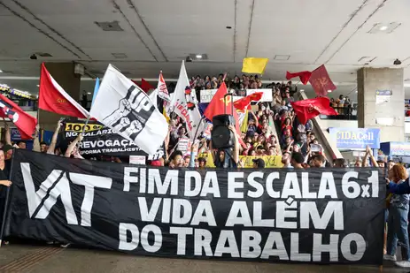 Brasília (DF), 15/11/2024 - Ato em defesa do fim da jornada 6x1, na Rodoviária do Plano Piloto
