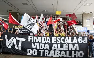 Brasília (DF), 15/11/2024 - Ato em defesa do fim da jornada 6x1, na Rodoviária do Plano Piloto