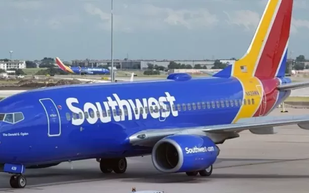 Avião é atingido por tiro enquanto taxiava em aeroporto nos EUA