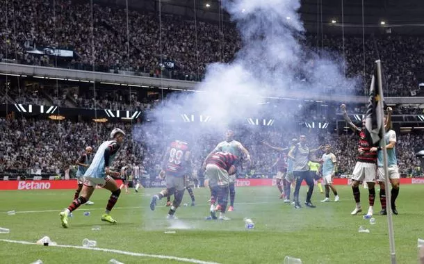 Polícia diz que prendeu torcedor suspeito de jogar bomba em fotógrafo em partida do Atlético x Flamengo