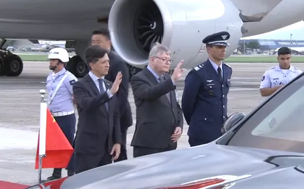 Xi Jinping é calorosamente recebido ao desembarcar no Rio de Janeiro