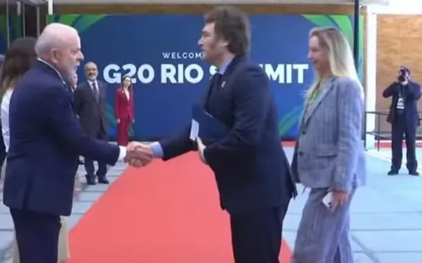 Frio, formal e protocolar: veja o momento em que Lula e Milei se cumprimentam no G20 (vídeo)