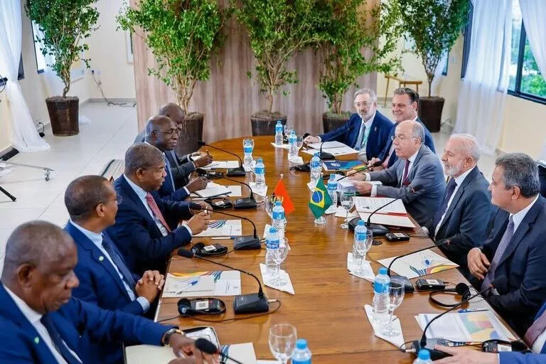 Presidente Lula durante reunião com o presidente de Angola, João Lourenço, no Rio de Janeiro