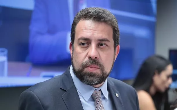 Boulos protocola projeto pelo fim dos supersalários de políticos, juízes e militares