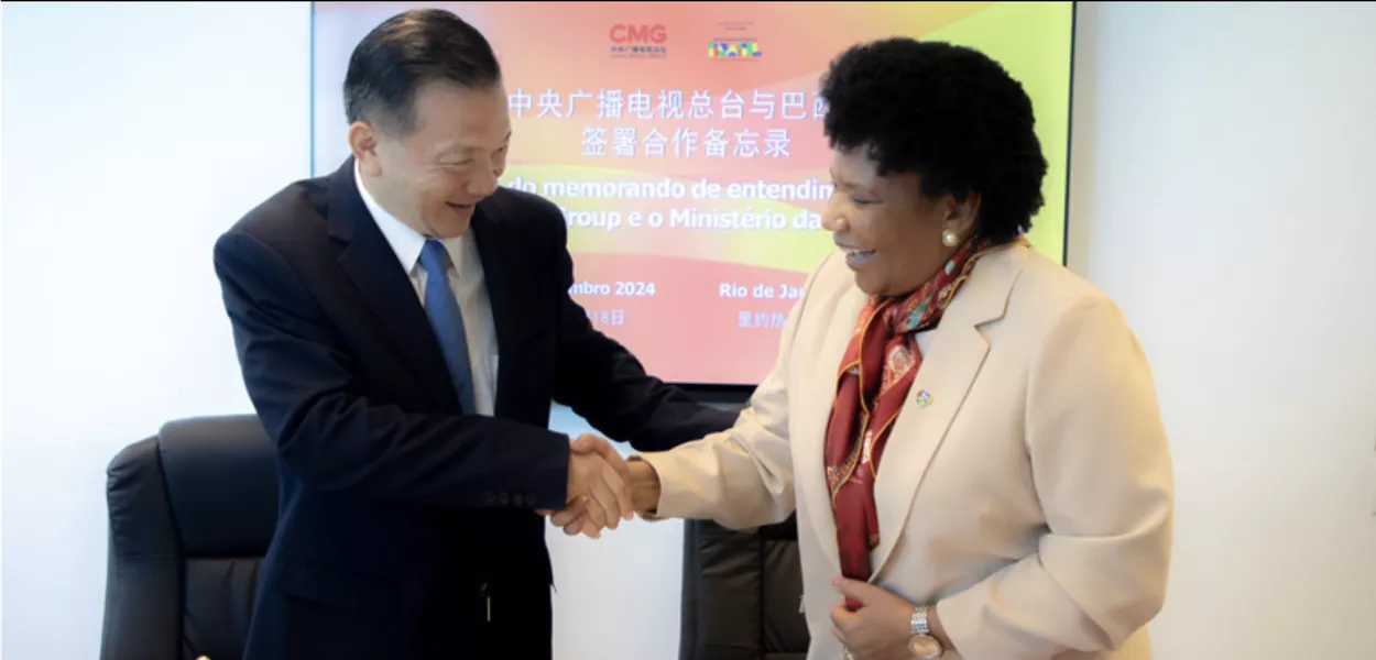 Ministra Margareth Menezes e Shen Haixiong, do China Media Group, após assinatura de memorando
