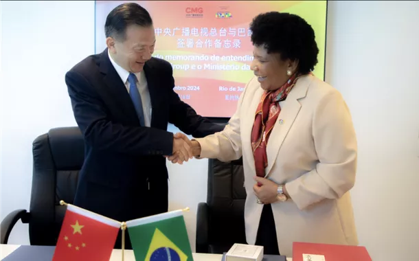 Ministra Margareth Menezes e Shen Haixiong, do China Media Group, após assinatura de memorando