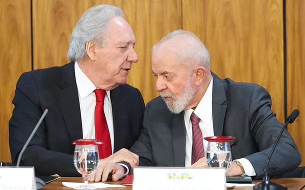 Ricardo Lewandowski (à esq.) e Lula