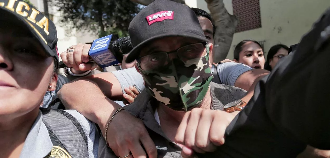 Policiais escoltam Nicanor Boluarte, irmão da presidente do Peru, Dina Boluarte, durante detenção ocorrida em maio de 2024, em Lima
10/05/2024
REUTERS/Gerardo Marin
