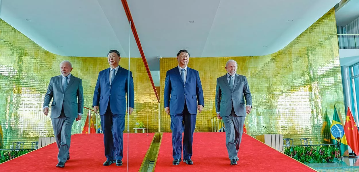 Xi Jinping (à esq.) e Lula