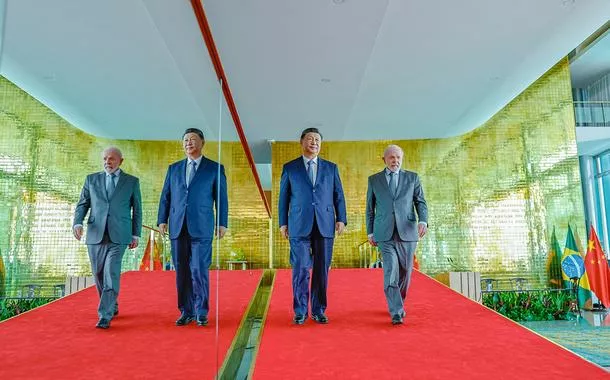 Xi Jinping (à esq.) e Lula