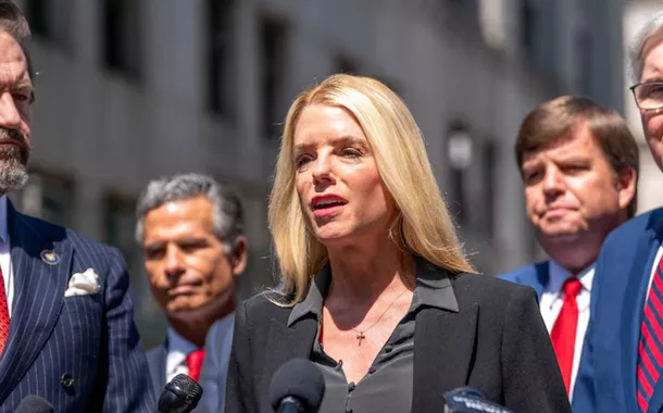 Trump escolhe Pam Bondi para procuradora-geral dos EUA após a desistência de Gaetz